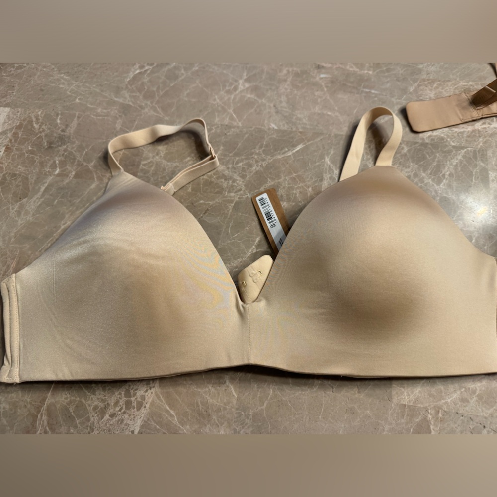 SKIMS WIRELESS FORM
T-SHIRT DEMI BRA - Picture 4 of 10